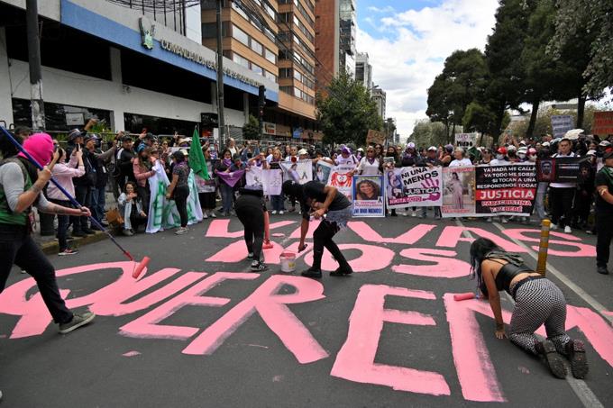  Cientos de mujeres protestan en Ecuador contra los femicidios