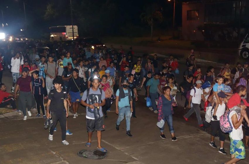  Agentes dispersan caravana de migrantes que saldrían de la mexicana Tapachula