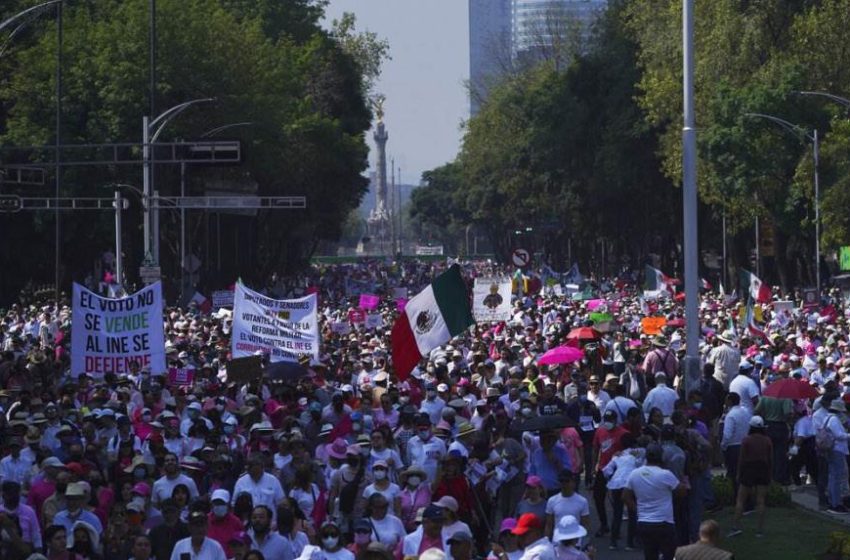  Miles de mexicanos marchan contra reforma electoral y AMLO