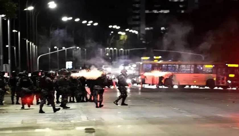  Brasil: Policía cumple órdenes de allanamiento por protestas