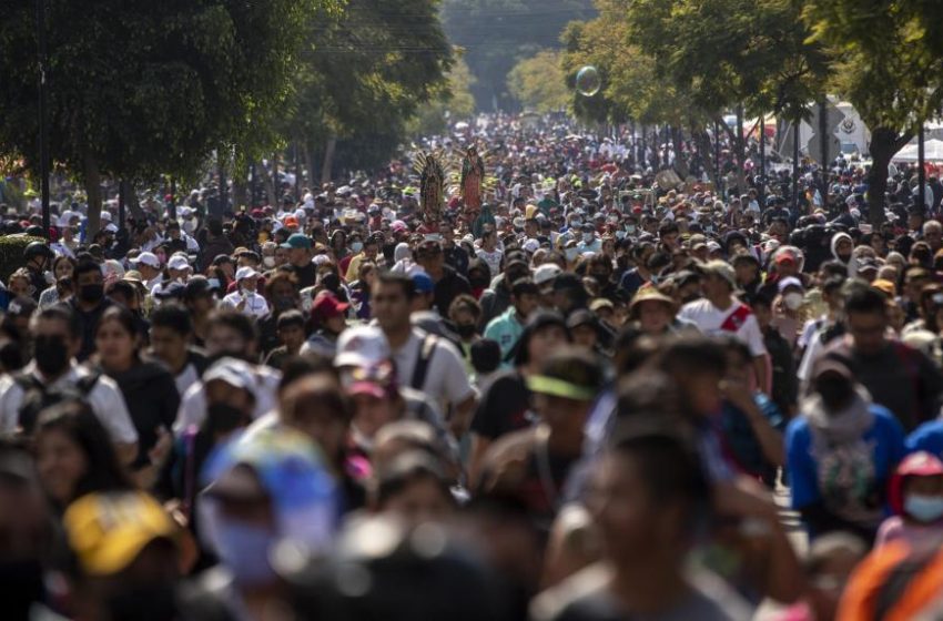  Miles de peregrinos llegan a Basílica de Guadalupe para festejar a la Virgen