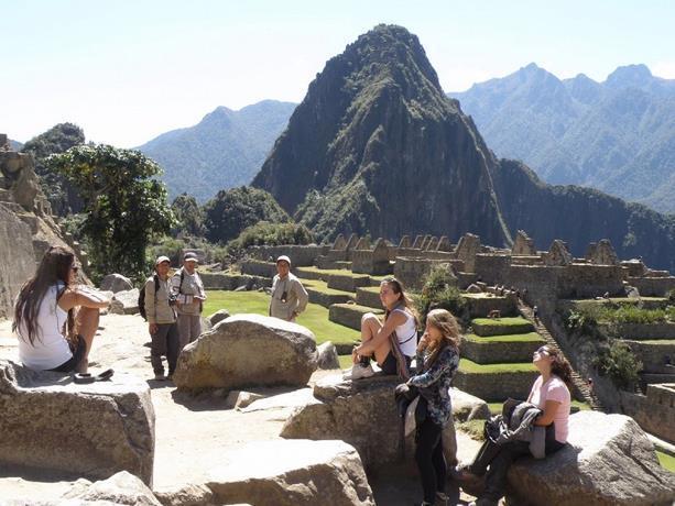  Cientos de turistas varados en Machu Picchu por protestas en Perú