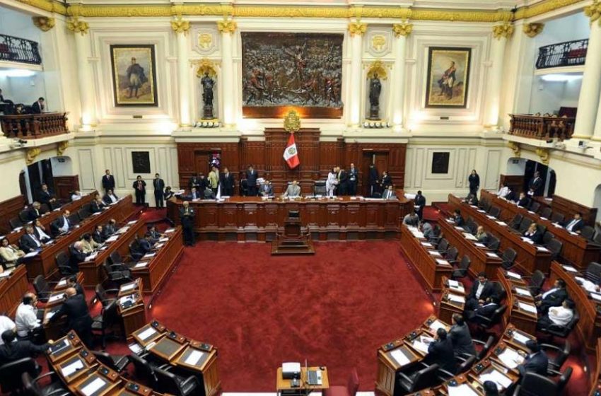  El Congreso de Perú aprueba adelanto de elecciones para abril de 2024