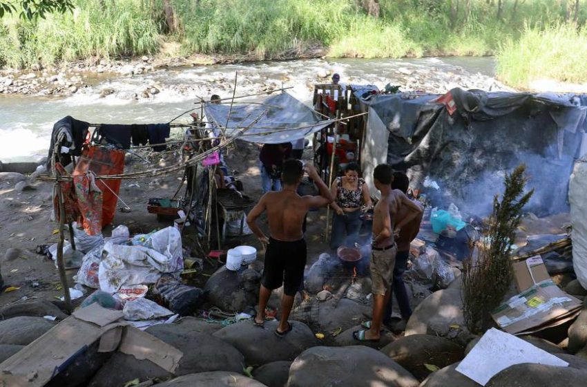  Migrantes se instalan de forma irregular en el río Coatán, en sur de México