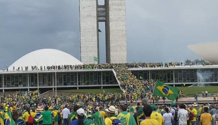  Bolsonaristas invaden el Congreso brasileño en manifestación contra Lula