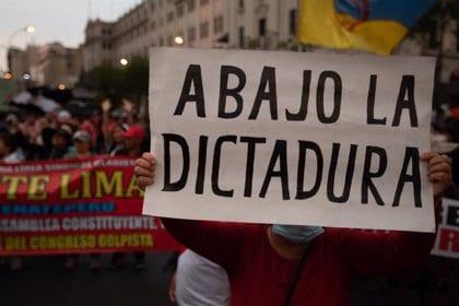  Miles de personas piden la renuncia de Dina Boluarte en una multitudinaria protesta en Lima, Perú