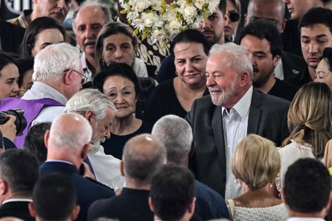  Lula rinde homenaje a Pelé en la capilla ardiente de Vila Belmiro