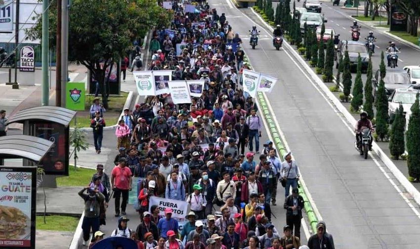  Segundo día de marchas multitudinarias en Guatemala para pedir la renuncia de la fiscal general