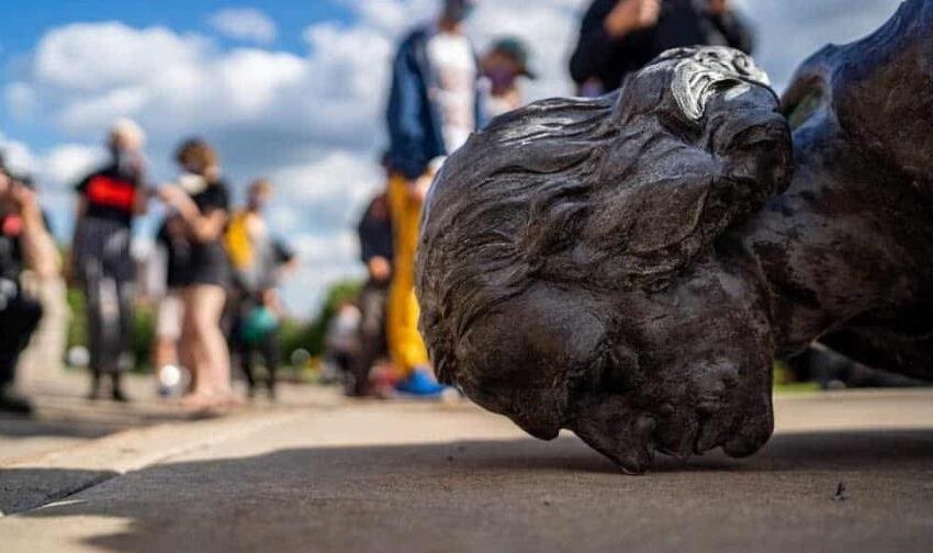  No es el derribo de una estatua de Bolívar en Ecuador, es un video de Colombia en 2020