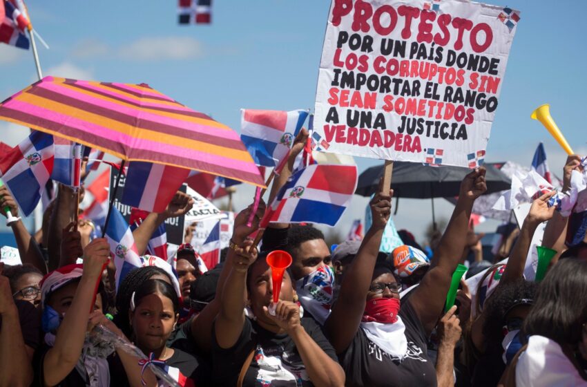  Manifestantes se movilizan frente al Congreso para rechazar la reforma fiscal