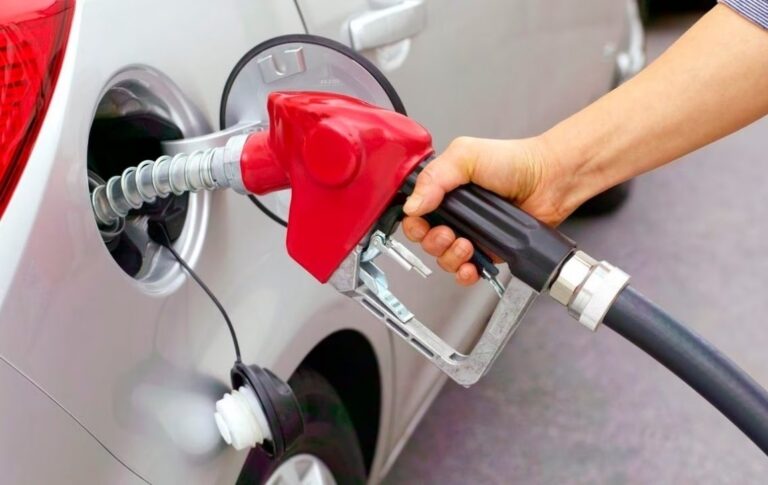 Gasolina en Estados Unidos supera los 4 dólares, precio más alto desde 2022